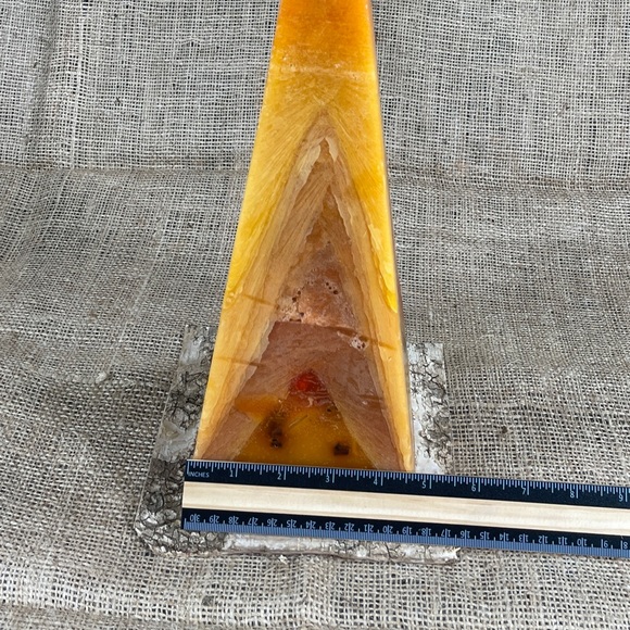 **NWT 16" Aromatic Pyramid Candle - Picture 4 of 9